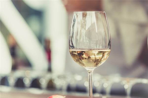 Rượu vang trắng có nguy cơ gây ung thư da ác tính cho người dùng