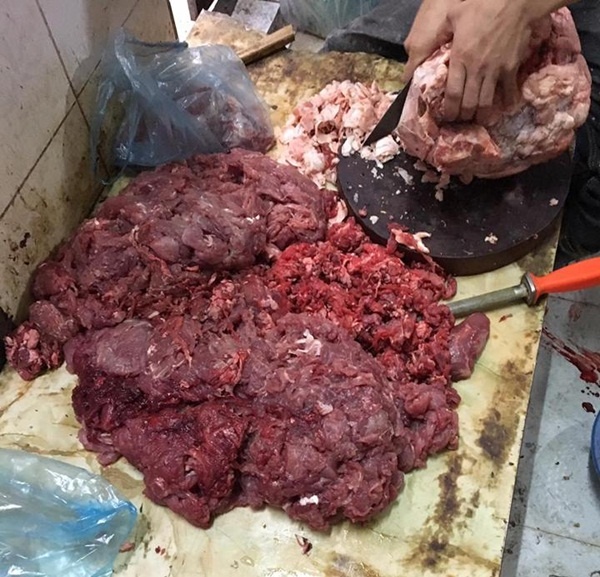 Thịt bò siêu rẻ chỉ 150.000 đồng/kg: chỉ có thể là lợn sề tẩm tiết bò?