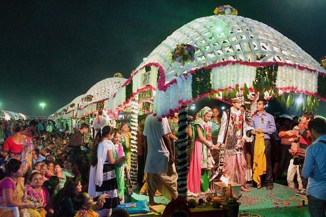 Tỉ phú kim cương Ấn Độ chi tiền đám cưới cho 236 cô dâu