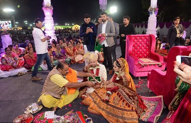Tỉ phú kim cương Ấn Độ chi tiền đám cưới cho 236 cô dâu