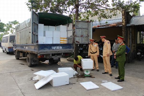 Tiêu hủy 2,8 tấn thực phẩm nhập lậu tại Quảng Ninh