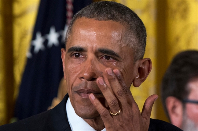 TT Obama khóc trong bữa tiệc chia tay: 