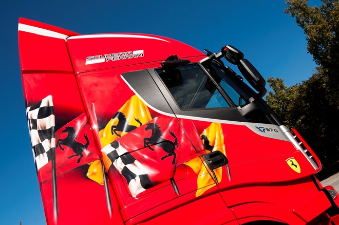 Xe tải dàn áo Ferrari giá 2,6 tỷ