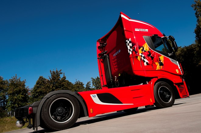 Xe tải dàn áo Ferrari giá 2,6 tỷ