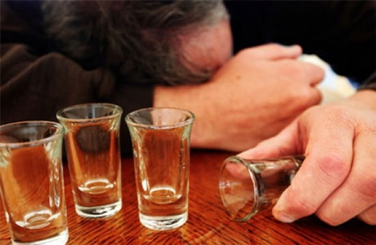 3 thói quen sai sau uống rượu gây tổn thương não, dạ dày và hệ hô hấp