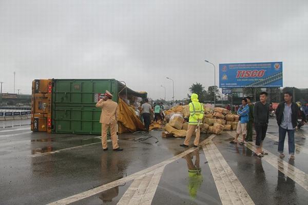 30 tấn dừa đổ ra đường sau tai nạn không mất một trái