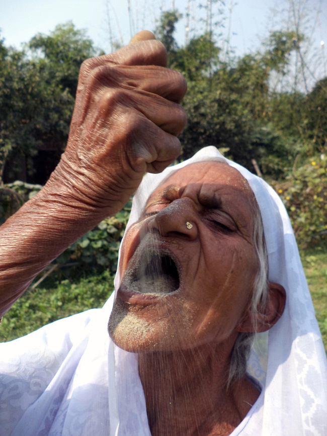 Bà cụ 78 tuổi ăn 2kg cát mỗi ngày suốt 6 thập kỷ qua