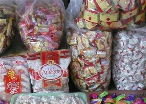 Bánh kẹo bán cân không rõ nguồn gốc 'đổ bộ' về các vùng quê tiêu thụ dịp Tết