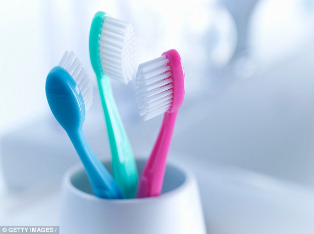 Dùng bàn chải đánh răng: Việc tưởng đơn giản nhưng có vô khối điều cần phải biết