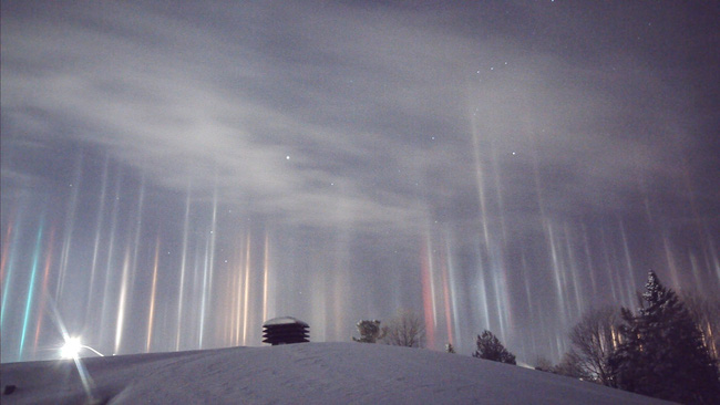 'Giải mã những cột sáng bí ẩn nghi của người ngoài hành tinh đang gây xôn xao cả một vùng trời Canada