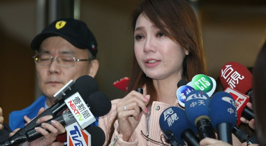 Helen Thanh Đào thừa nhận dựng chuyện mẹ qua đời, em trai tự tử