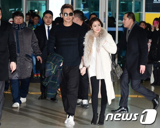 Kim Tae Hee và Bi Rain nắm chặt tay, cười rạng rỡ xuất hiện lần đầu sau đám cưới