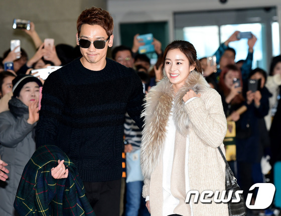 Kim Tae Hee và Bi Rain nắm chặt tay, cười rạng rỡ xuất hiện lần đầu sau đám cưới