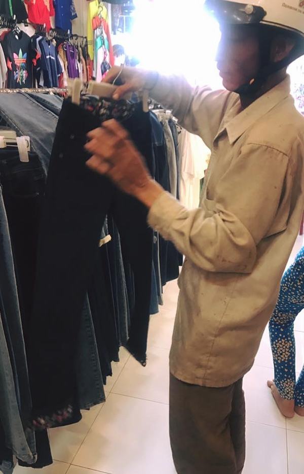 Mặc cảm vì ăn mặc rách rưới, người đàn ông nghèo vẫn muốn vào cửa hàng chọn quần áo mới cho vợ con đón Tết