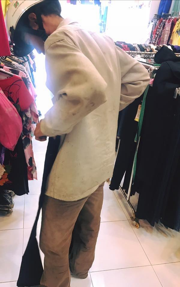 Mặc cảm vì ăn mặc rách rưới, người đàn ông nghèo vẫn muốn vào cửa hàng chọn quần áo mới cho vợ con đón Tết