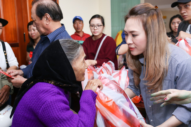 Mỹ Tâm thức trắng đêm chuẩn bị quà Tết cho bà con nghèo tại Quảng Nam