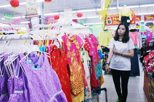 Siêu thị, shop online, chợ tạm lề đường cùng bán áo dài Tết