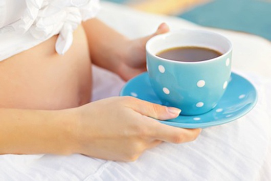 Trẻ em mắc bệnh máu trắng nếu mẹ mang thai uống nhiều cafe