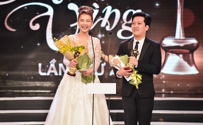 Trường Giang nhận 4 giải thưởng trong một đêm, nói yêu Nhã Phương trên sân khấu