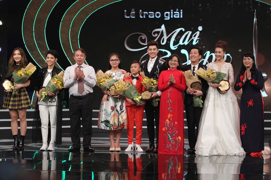 Trường Giang nhận 4 giải thưởng trong một đêm, nói yêu Nhã Phương trên sân khấu