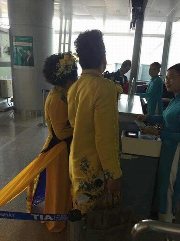 Vợ đại gia của MC Thanh Bạch mặc váy dài 5 mét quét đất từ sân bay lên máy bay