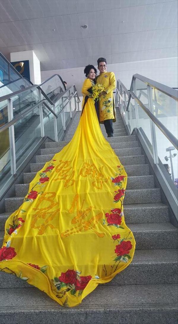 Vợ đại gia của MC Thanh Bạch mặc váy dài 5 mét quét đất từ sân bay lên máy bay