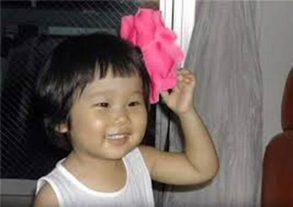 Bé gái Nhật 5 tuổi tất bật nấu ăn, câu chuyện cảm động lấy nước mắt triệu người