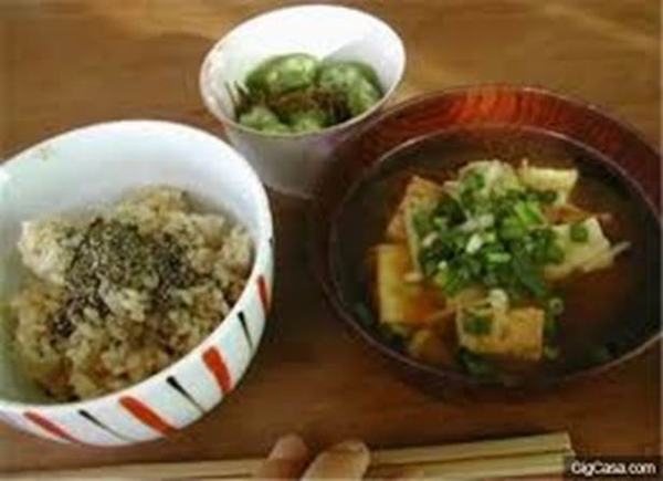 Bé gái Nhật 5 tuổi tất bật nấu ăn, câu chuyện cảm động lấy nước mắt triệu người