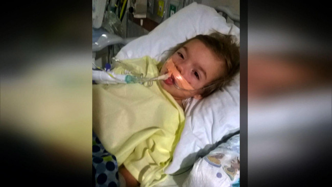 Bé trai 3 tuổi bị liệt sau một đêm thức dậy, cả gia đình suýt ngất khi biết nguyên nhân