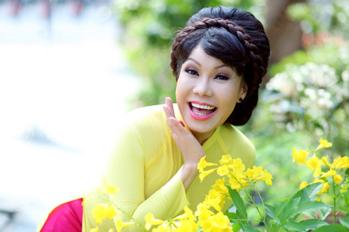Ca sĩ Hương Lan bỏ về vì Việt Hương diễn hài thô tục gây tranh cãi