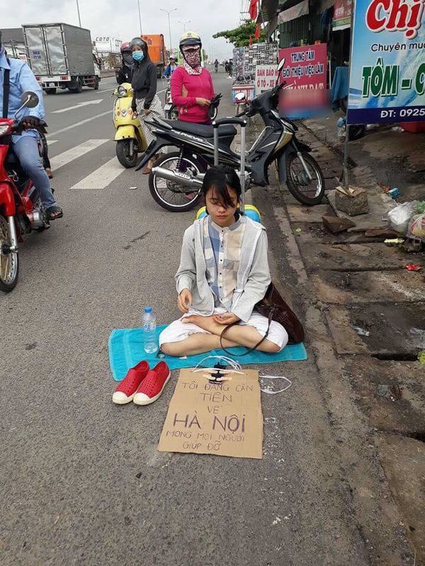 Cô gái trẻ đẹp ngồi trên đường xin tiền về Hà Nội gây ngỡ ngàng