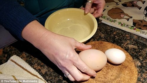 'Đập quả trứng gà ‘khủng’, bất ngờ thấy... trứng mini bên trong