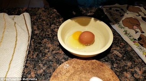 'Đập quả trứng gà ‘khủng’, bất ngờ thấy... trứng mini bên trong