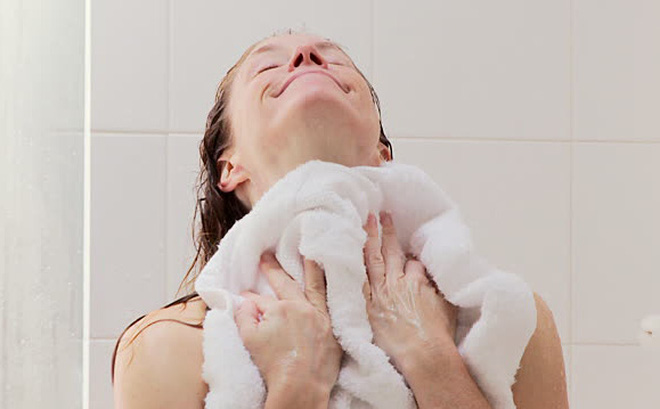 Lau khô người sau khi tắm: Việc đơn giản nhưng nhiều người mắc sai lầm