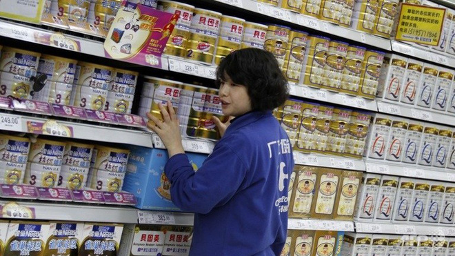 Lon sữa cũ được thu mua với giá 200.000 đồng, phụ huynh Trung Quốc hoang mang