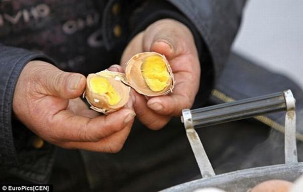 Món trứng luộc từ nước tiểu của bé trai có mùi vị ra sao?