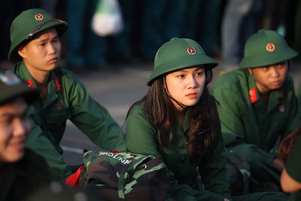 Ngắm những nữ tân binh xinh đẹp trong lễ giao quân 2017