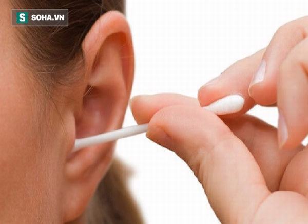 Nhỏ 1 giọt oxy già vào tai trước khi tắm: Cách lấy ráy an toàn không phải ai cũng biết