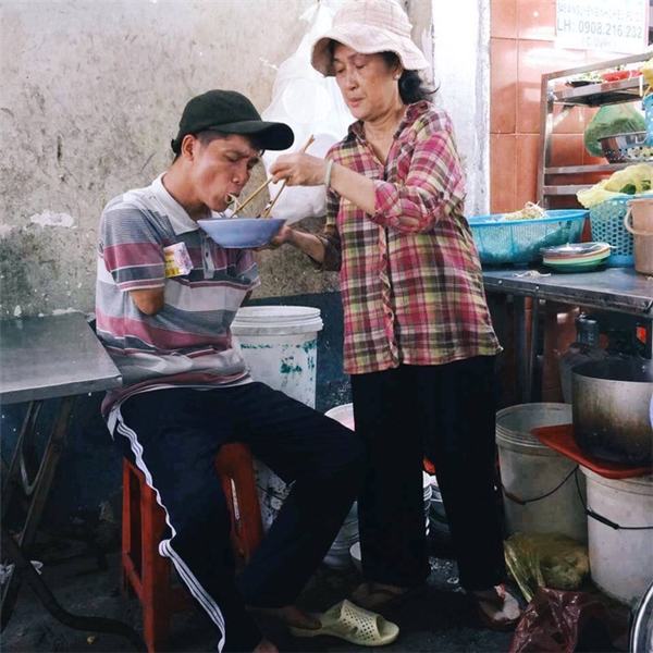 Những kiểu chiều khách của hàng quán Sài Gòn khiến ai cũng thích mê