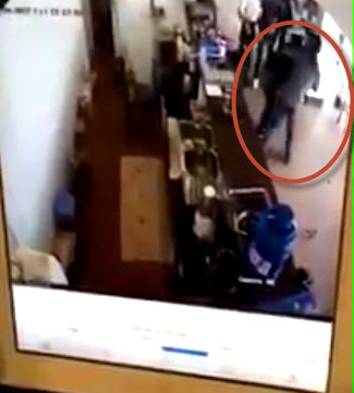 Rùng mình clip nữ nhân viên quán cà phê bị chém liên tiếp vào gáy