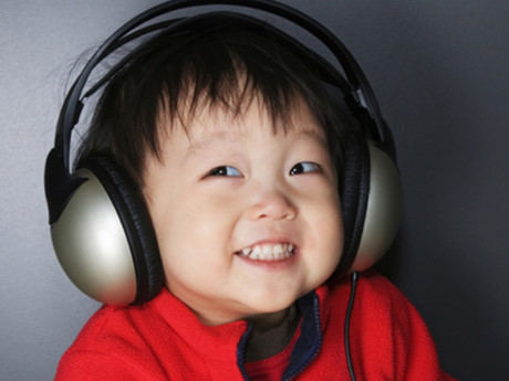 Trẻ có thể điếc vĩnh viễn nếu 'nghiện' đeo tai nghe