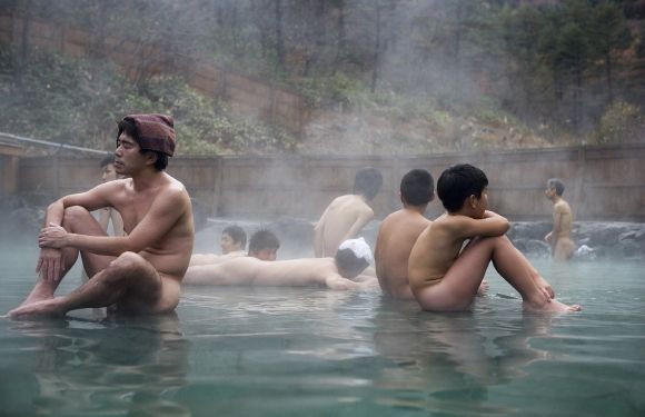 Vì sao người Nhật đội chiếc khăn nhỏ mỗi khi tắm 'khỏa thân' suối nước nóng