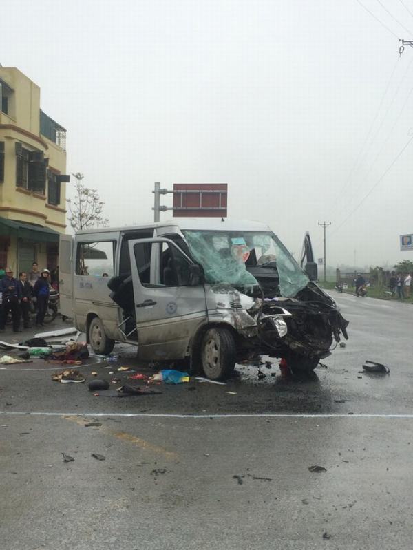 Hà Nam: Tai nạn kinh hoàng trên đường đón dâu khiến 17 người thương vong