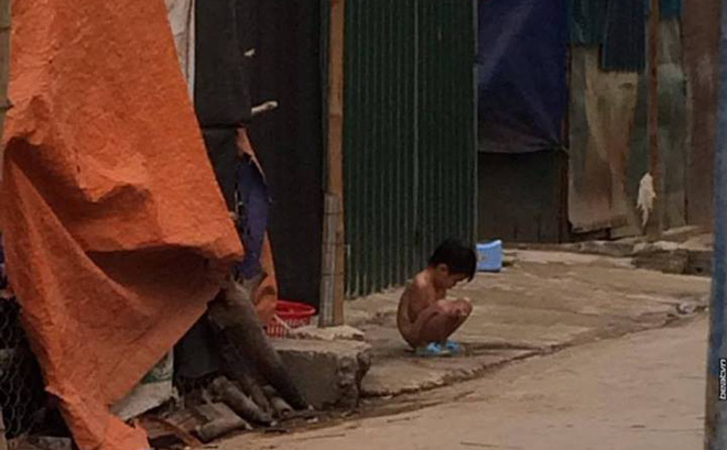 Hà Nội: Mẹ bắt con gái 3 tuổi không mặc quần áo đứng giữa trời mưa rét