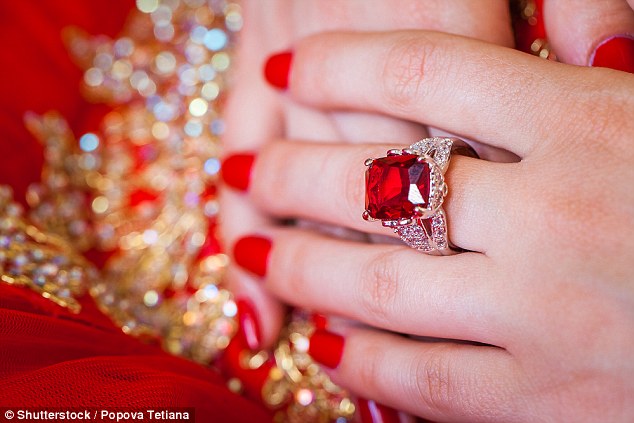 Các cặp đôi có xu hướng mua nhẫn đá quý, kim cương ế ẩm