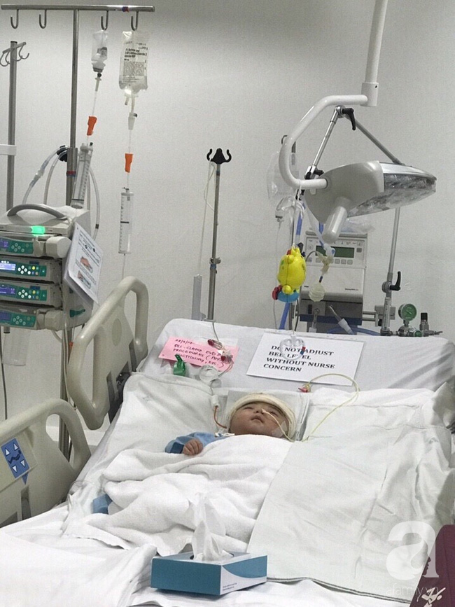 Một ngày sau cuộc tiểu phẫu, em bé não úng thuỷ Phạm Đức Lộc đã biết mở mắt, cử động tay chân