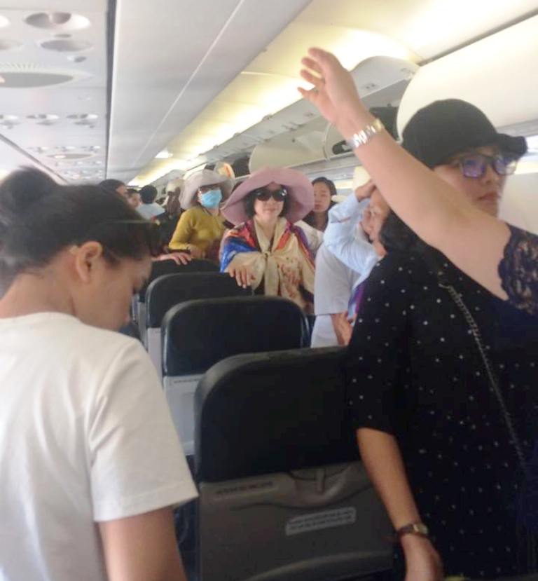 Nghệ An: Máy bay Jeststar không mở được cửa, hơn 150 hành khách bị ‘giam lỏng’