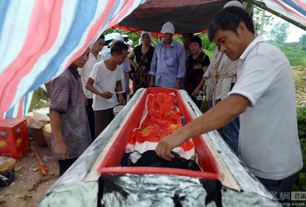Thăm mộ con gái mới chôn được 3 ngày thấy quan tài bị lật ngửa, cha mẹ khóc ngất khi nhìn bên trong