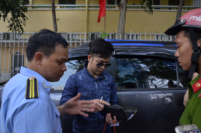 Xe của ca sĩ Quách Tuấn Du bị Phó Chủ tịch quận 1 “lệnh” cẩu đi