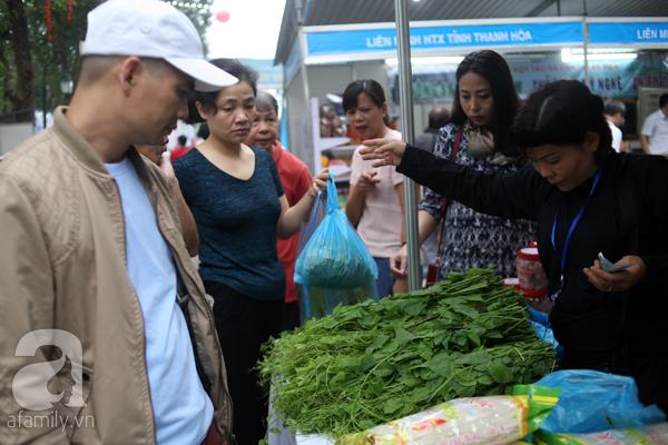 2 ngàn đồng/hạt gia vị, gần 1 triệu đồng/kg tỏi vẫn khiến hàng trăm người dân Hà Nội lùng mua
